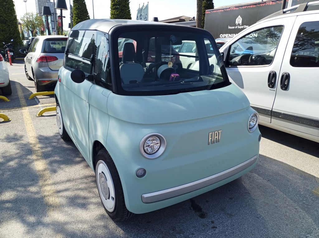 Voiture sans permis Fiat Topolino garée sur un parking